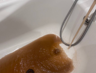 Рязанцы жалуются на коричневую воду с неприятным запахом, которая течет из кранов