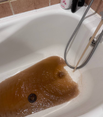 Рязанцы жалуются на коричневую воду с неприятным запахом, которая течет из кранов