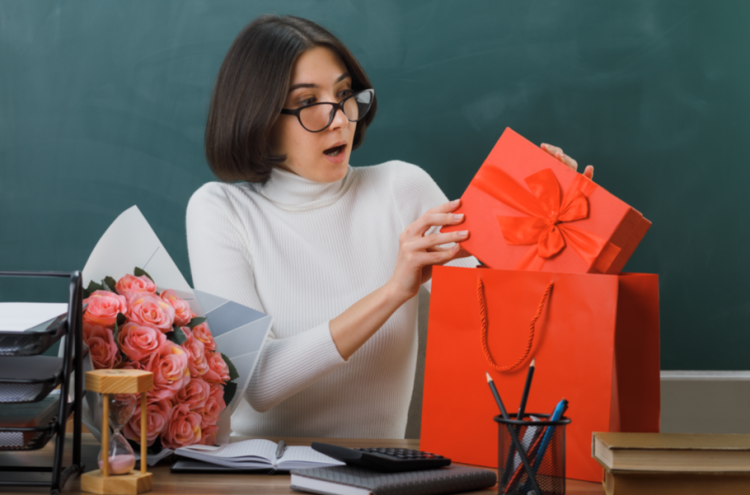 Рязанцы готовы потратить на подарок учителю более 3000 рублей