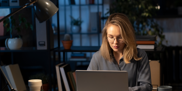 Юрист Яковлева: сотруднику, замещающему отсутствующего коллегу, полагается доплата