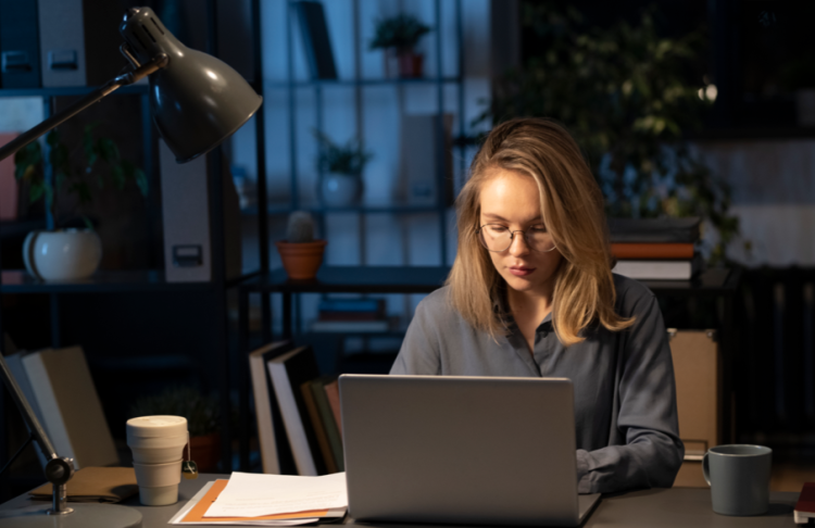 Юрист Яковлева: сотруднику, замещающему отсутствующего коллегу, полагается доплата