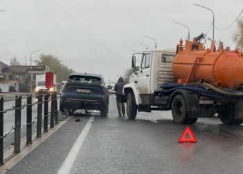 На рязанской трассе М5 столкнулись легковушка и илососная машина На рязанской трассе М5 столкнулись легковушка и илососная машина