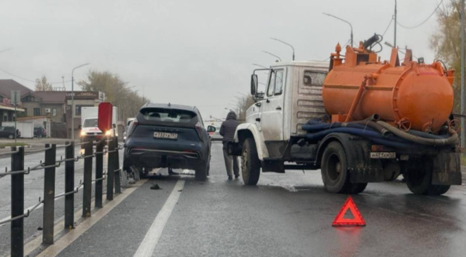 На рязанской трассе М5 столкнулись легковушка и илососная машина