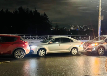 На улице Октябрьской «паровозиком» столкнулись три легковушки, есть пострадавший