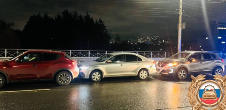 На улице Октябрьской "паровозиком" столкнулись три легковушки, есть пострадавший