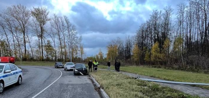 Под Рязанью 22-летний водитель на Lada Priora улетел в кювет и врезался в столб