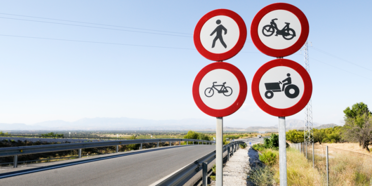 Российским водителям рассказали, какие новые дорожные знаки появятся с 1 января 2026 года Российским водителям рассказали, какие новые дорожные знаки появятся с 1 января 2026 года