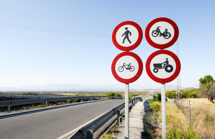 Российским водителям рассказали, какие новые дорожные знаки появятся с 1 января 2026 года