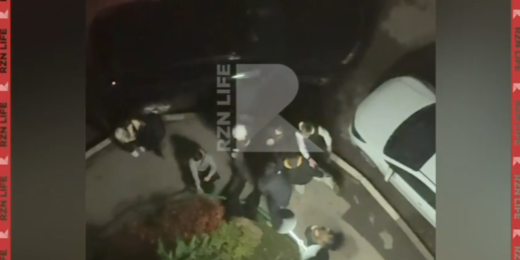 Рязанцы пожаловались на компанию пьяных подростков под окнами жилого дома