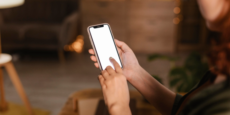 Роскомнадзор подтвердил частичное ограничение работы WhatsApp* и Telegram из-за мошенников