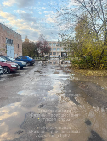 Рязанцы пожаловались на огромную лужу у входа к школе №70 в Недостоеве