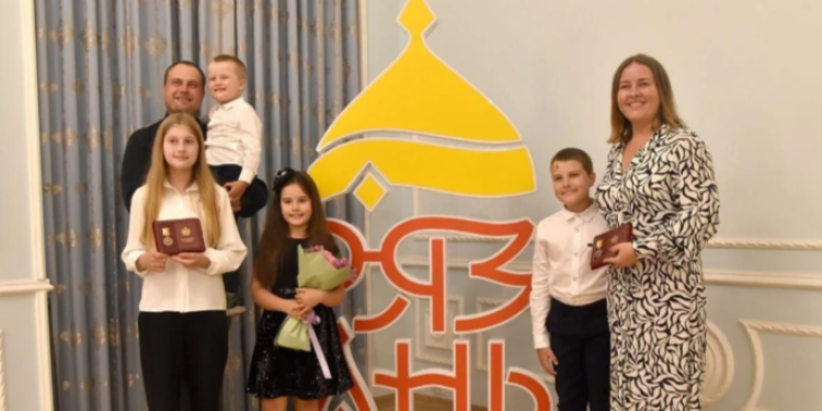 Президент Путин наградил две рязанские семьи медалями ордена "Родительская слава" Президент Путин наградил две рязанские семьи медалями ордена «Родительская слава»