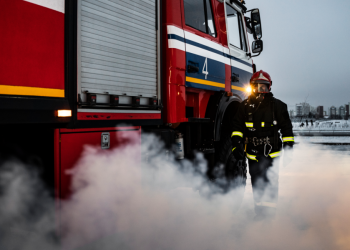 Рязанские спасатели из горящей многоэтажки спасли 35-летнего мужчину Рязанские спасатели из горящей многоэтажки спасли 35-летнего мужчину
