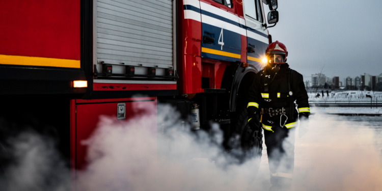 Рязанские спасатели из горящей многоэтажки спасли 35-летнего мужчину