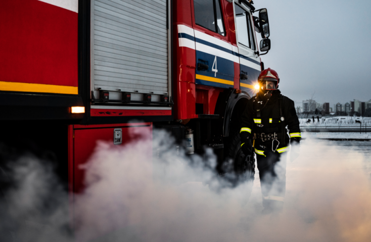 Рязанские спасатели из горящей многоэтажки спасли 35-летнего мужчину