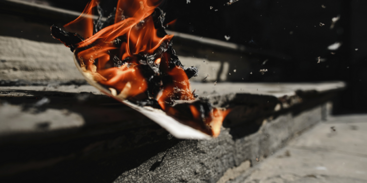 72-летняя рязанка подожгла свою квартиру в наказание сыну за неуважение 72-летняя рязанка подожгла свою квартиру в наказание сыну за неуважение