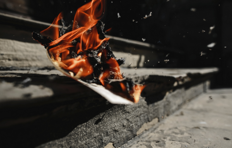 72-летняя рязанка подожгла свою квартиру в наказание сыну за неуважение