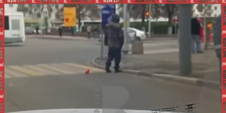 В центре Рязани мужчины выгуливал игрушечную собачку