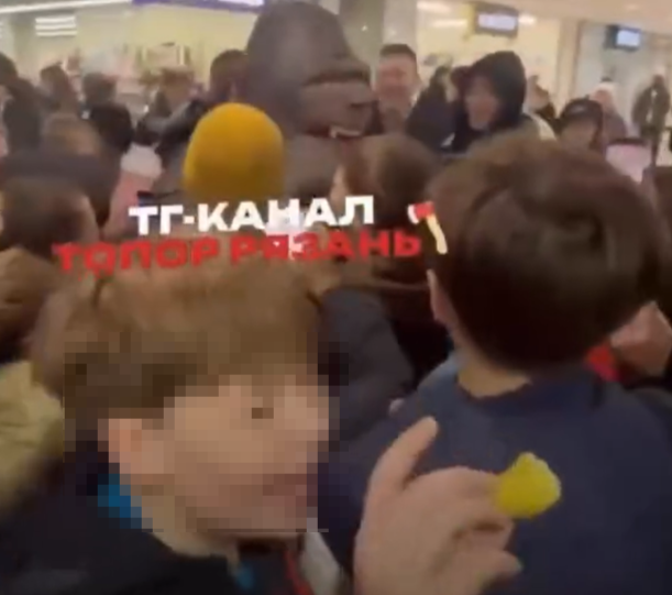 В рязанском ТРЦ "Малина" тиктокер в костюме гориллы собрал вокруг себя толпу восторженных детей
