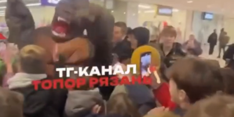 В рязанском ТРЦ "Малина" тиктокер в костюме гориллы собрал вокруг себя толпу восторженных детей В рязанском ТРЦ «Малина» тиктокер в костюме гориллы собрал вокруг себя толпу восторженных детей