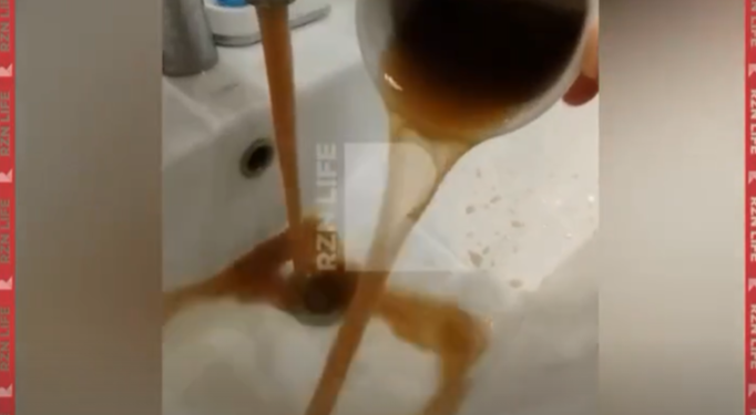 Рязанцы сообщили о коричневой воде, текущей из крана