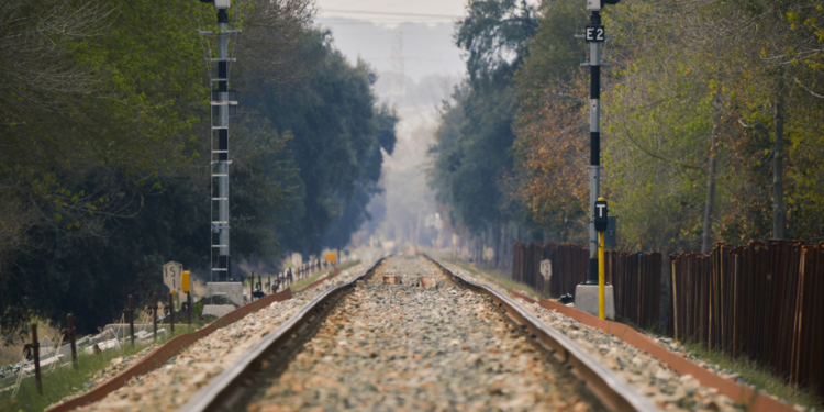 На железнодорожном переезде в Рязани поезд насмерть сбил мужчину