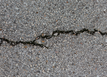 На рязанских дорогах 6 автомобилей пробили колеса из-за глубоких ям