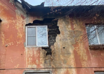 На улице Колхозной в Рязани продолжает рушиться аварийный дом