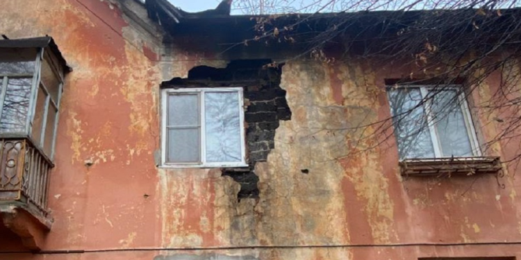 На улице Колхозной в Рязани продолжает рушиться аварийный дом На улице Колхозной в Рязани продолжает рушиться аварийный дом