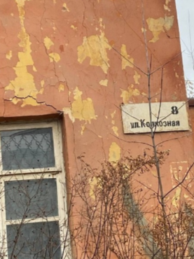 На улице Колхозной в Рязани продолжает рушиться аварийный дом