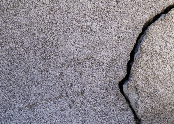 Рязанские водители пожаловались на большую яму при выезде с парковки у ТД «Барс»