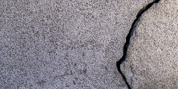 Рязанские водители пожаловались на большую яму при выезде с парковки у ТД «Барс»