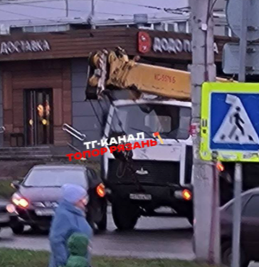 На улице Новоселов произошло ДТП с участием автокрана На улице Новоселов произошло ДТП с участием автокрана