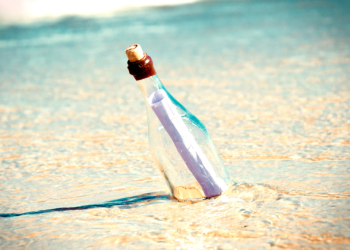 Жительница Крыма нашла на берегу моря бутылку с посланием на турецком языке