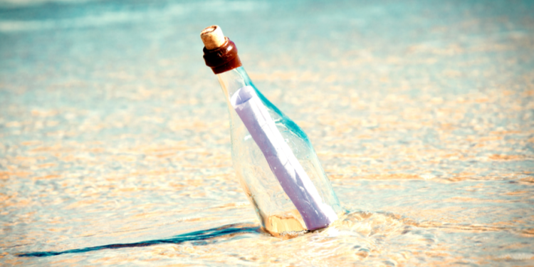 Жительница Крыма нашла на берегу моря бутылку с посланием на турецком языке Жительница Крыма нашла на берегу моря бутылку с посланием на турецком языке