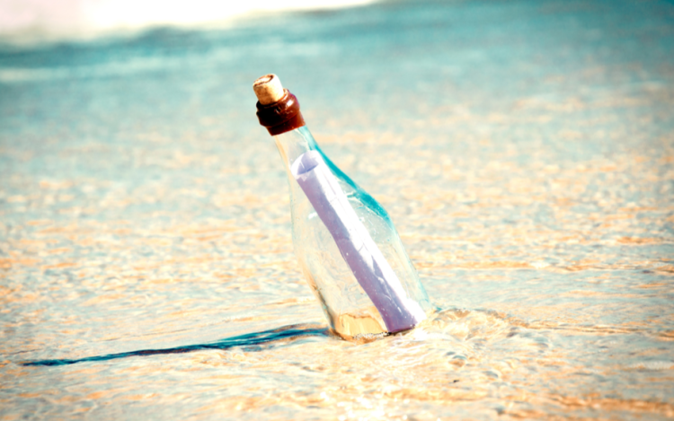 Жительница Крыма нашла на берегу моря бутылку с посланием на турецком языке