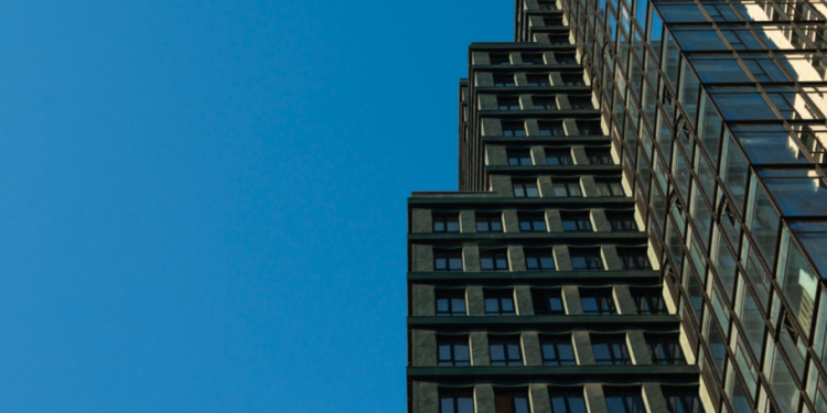 Из окна четвертого этажа рязанской многоэтажки выпал 23-летний молодой человек