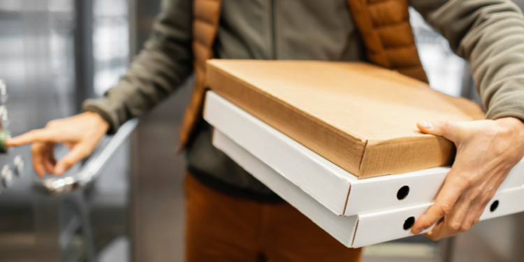 Покинувший Россию блогер Даня Милохин работает в Дубае доставщиком еды Покинувший Россию блогер Даня Милохин работает в Дубае доставщиком еды