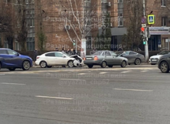 В центре Рязани столкнулись две легковушки В центре Рязани столкнулись две легковушки