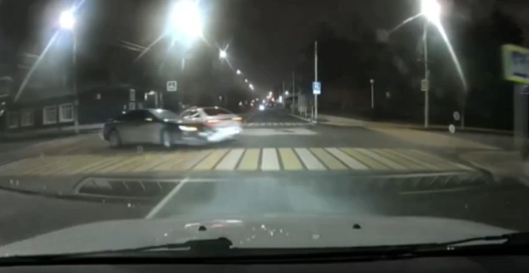 Около рязанской мэрии столкнулись три автомобиля