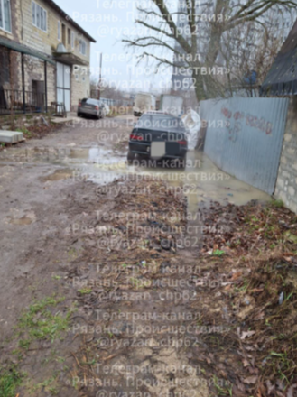 Улицу Мервинскую заливает канализацией почти неделю