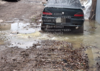 Улицу Мервинскую заливает канализацией почти неделю Улицу Мервинскую заливает канализацией почти неделю