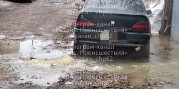 Улицу Мервинскую заливает канализацией почти неделю