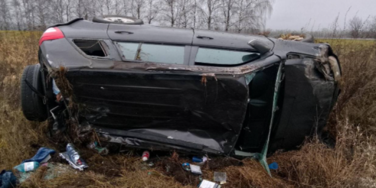 При опрокидывании легковушки в Старожиловском районе пострадала 66-летняя женщина