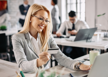 Центробанк с 8 декабря снимет для россиян ограничения на переводы иностранной валюты за рубеж