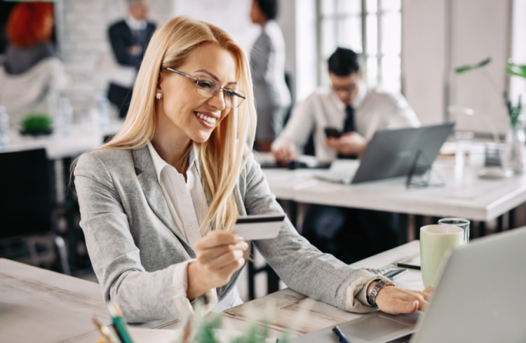 Центробанк с 8 декабря снимет для россиян ограничения на переводы иностранной валюты за рубеж