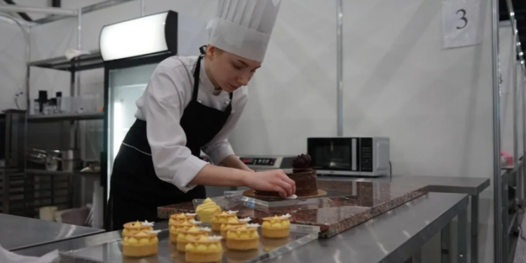 Малков поздравил рязанского кондитера, занявшую 2 место в конкурсе "Профессионалы" Малков поздравил рязанского кондитера, занявшую 2 место в конкурсе «Профессионалы»