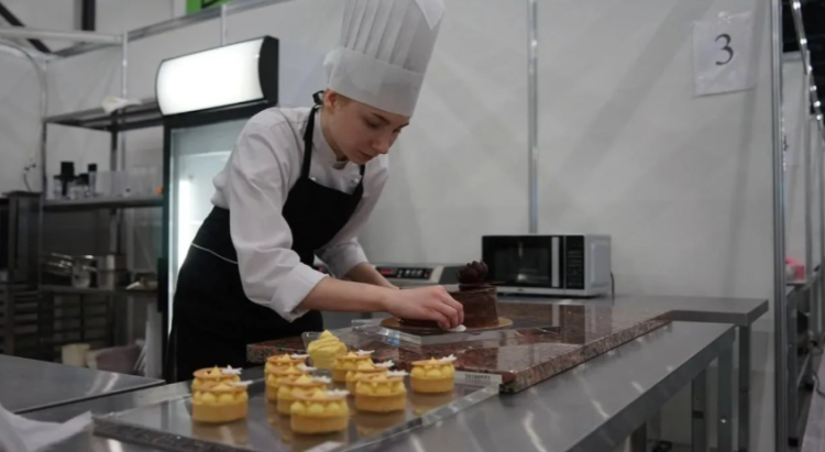 Малков поздравил рязанского кондитера, занявшую 2 место в конкурсе "Профессионалы"