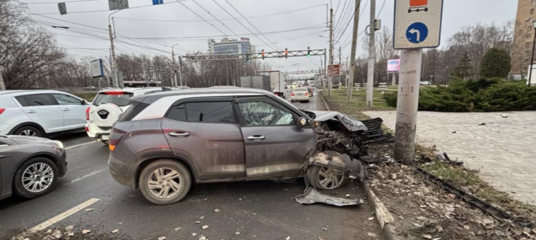 На Московском шоссе женщина-водитель врезалась в столб, пострадала пассажирка