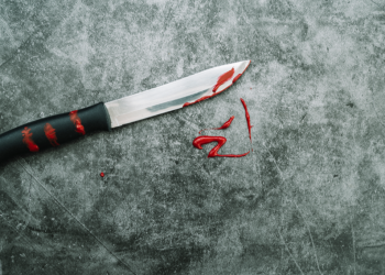 В Москве ученик с ножом напал на инструктора автошколы, пострадавший в реанимации